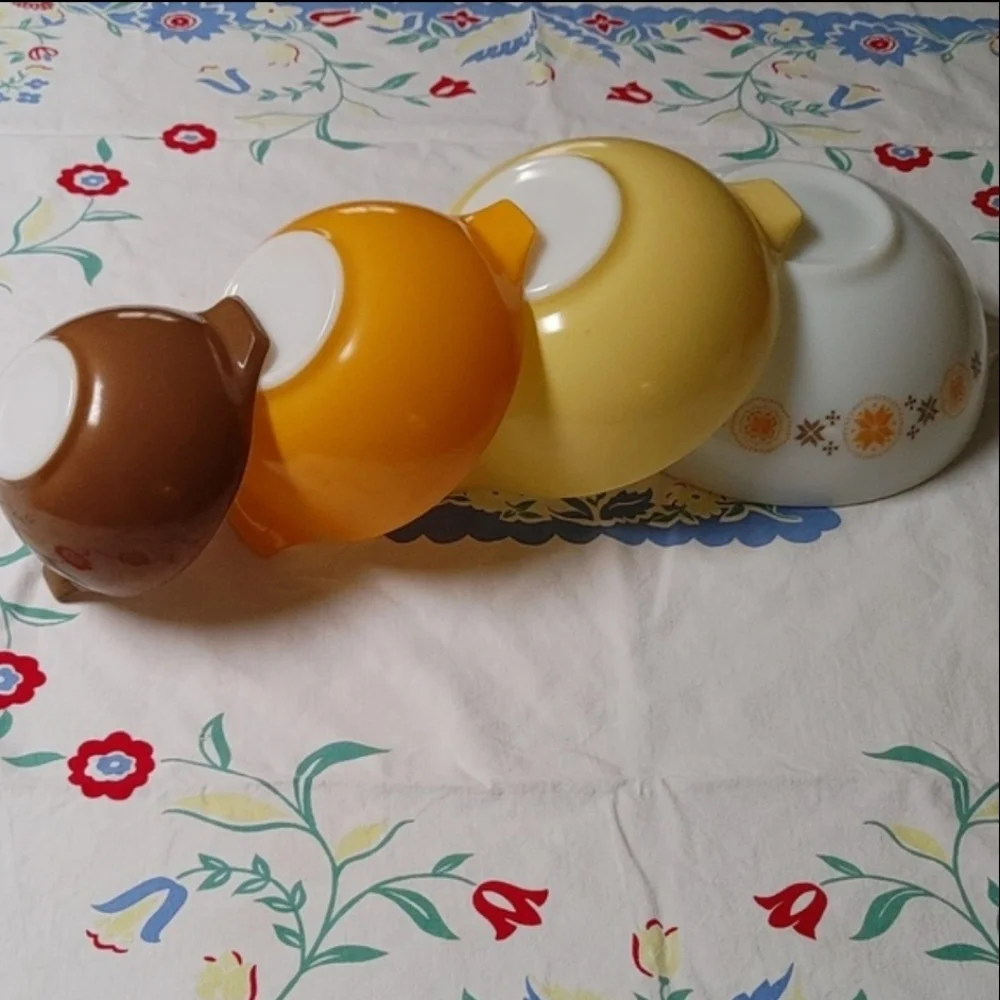 4 Vintage Cinderella Pyrex Stacking Bowls with Spouts